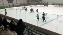 Un papa pas content casse une vitre en plein match de Hockey