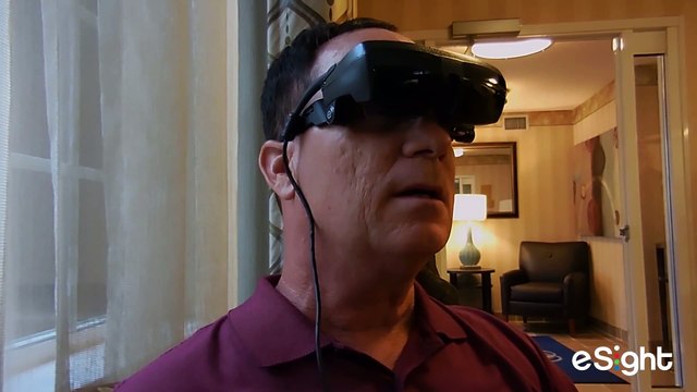 Aveugle depuis 20 ans, il voit pour la première fois ses amis!