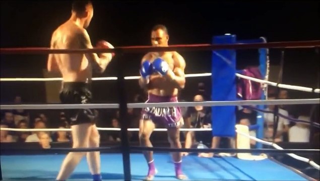 Un Champion de Muay Thai met son adversaire KO en un coup de pied circulaire ultra puissant!