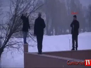 Kendini yakmak isteyen kadının üzerine koşarak atladı