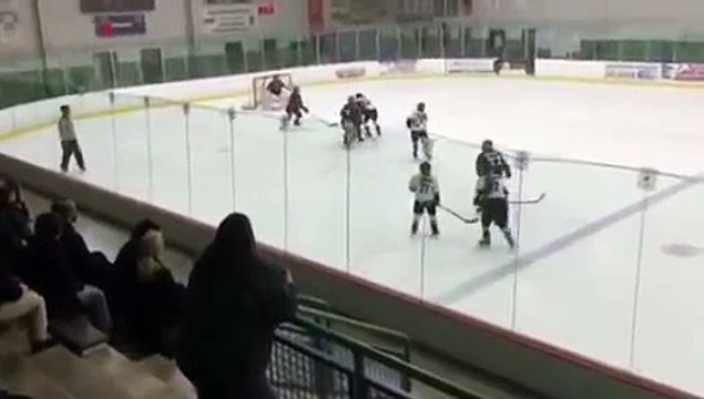 Hockey sur glace - Un père énervé brise une vitre lors du match de son fils
