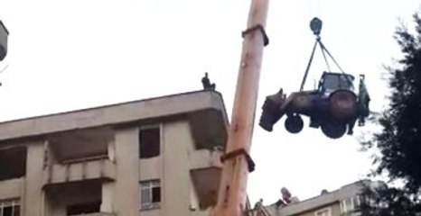 Yıkım Çalışmasında Kepçenin Apartman Tepesinde İmtihanı