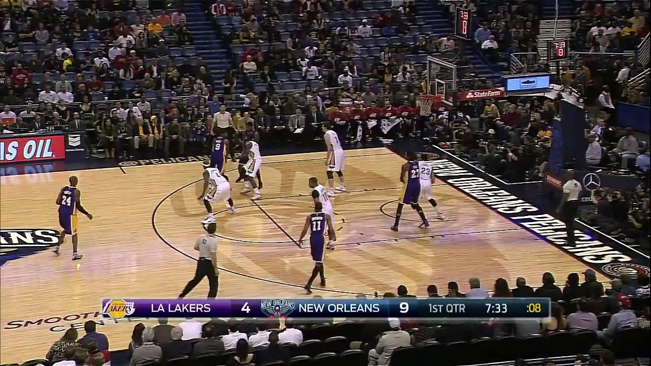 Kobe Bryant fait danser Dante Cunningham avec ses dribbles et lui shoote sur la tête