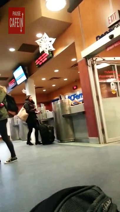 Elle pète un cable parce qu'elle rate son ferry