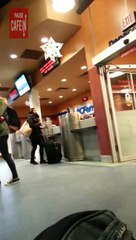 Elle pète un cable parce qu'elle rate son ferry