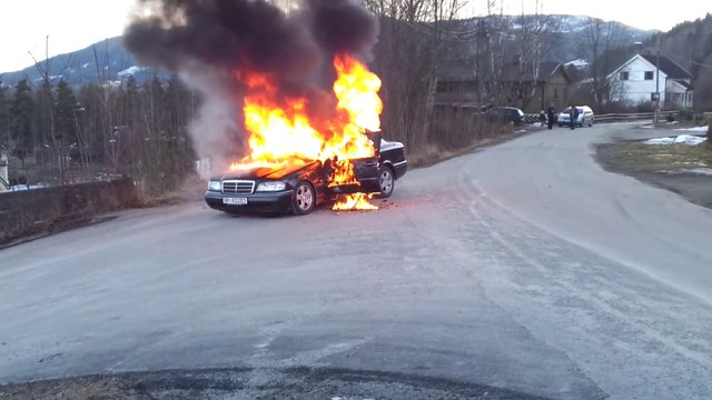 Intervention de pompiers qui tourne mal : une voiture en feu explose!