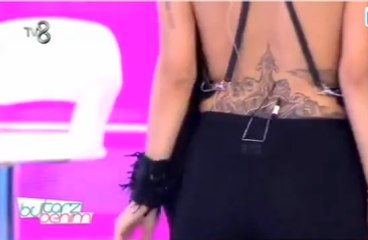 Yarışmacı, Babasından Gizlediği Dövmeyi Gösterdi