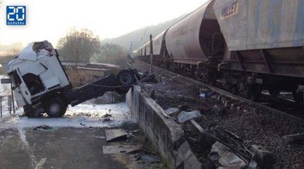 Descargar video: Spectaculaire collision entre un train et un camion