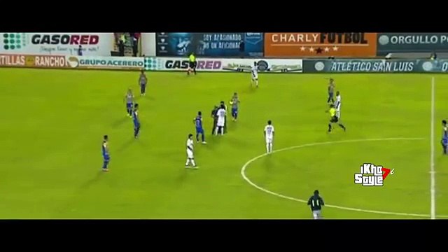 Ronaldinho signed a shirt to a fan of Barcelona - Atletico San Luis vs Queretaro