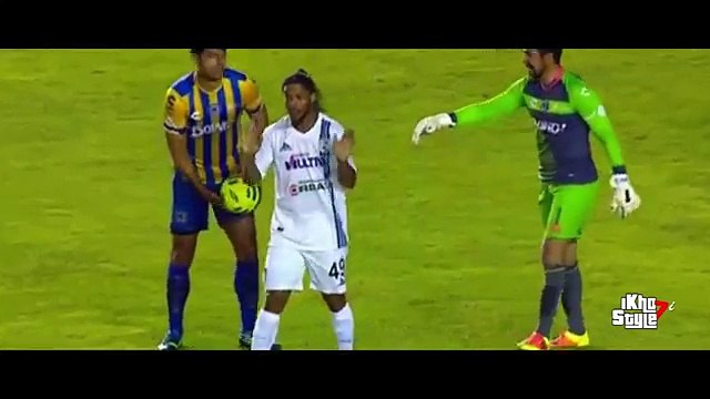 Ronaldinho tries to take the ball from the keeper - Atletico San Luis 1-0 Queretaro - Copa MX 2015