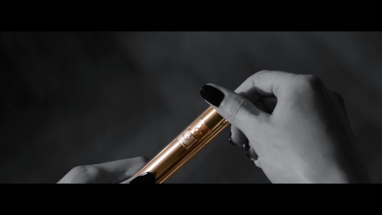 Yves Saint Laurent  : Film Mascara Volume Effet Faux Cils avec Cara Delevingne