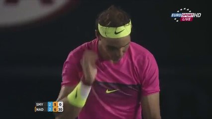 Un supporter crie pendant que Nadal sert - Son adversaire très fairplay!