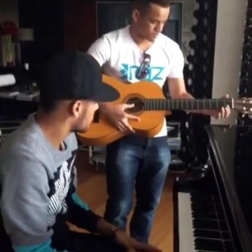 Neymar pianista? Confira se o craque leva jeito para a música