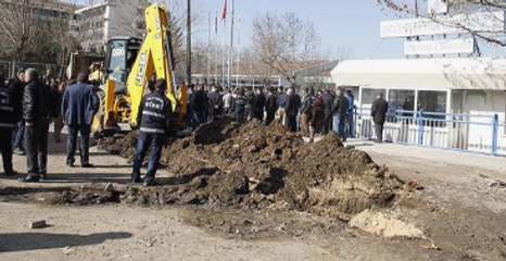 Diyarbakır'da Kriz Büyüyor: Belediye, Dedaş'ın Önüne Hendek Kazdı