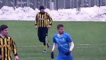 لاعب -أوكراني- يردّ على هاتفه النقال في الملعب!