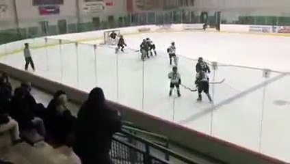Le père d'un petit joueur de hockey pète un plomb ...