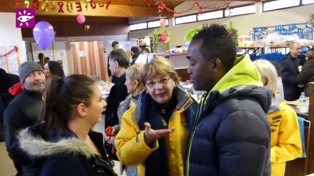 Téléthon 2014 : lacher de ballons à la piscine de Pézenas (34)