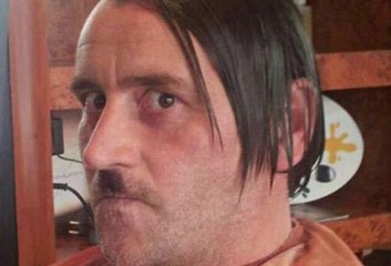 Allemagne : démission du leader de Pegida déguisé en Hitler - ZAPPING ACTU DU 22/01/2015