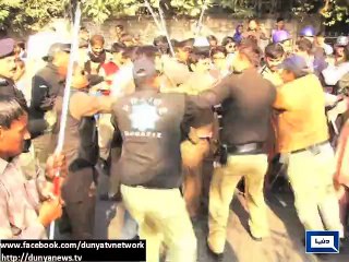 Dunya News - Lahore: Police baton charge Govt Islamia School students