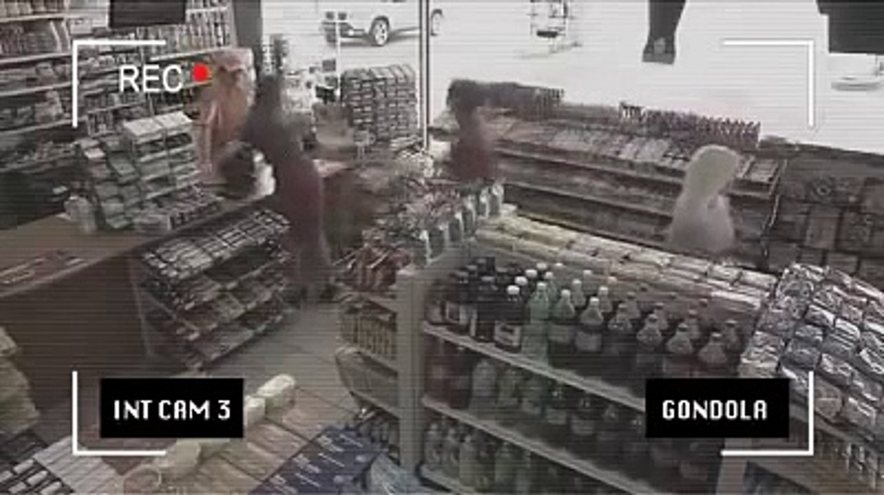 Une femme se présente à la caisse pour payer son essence, mais ce qu’elle fait renverse les clients…