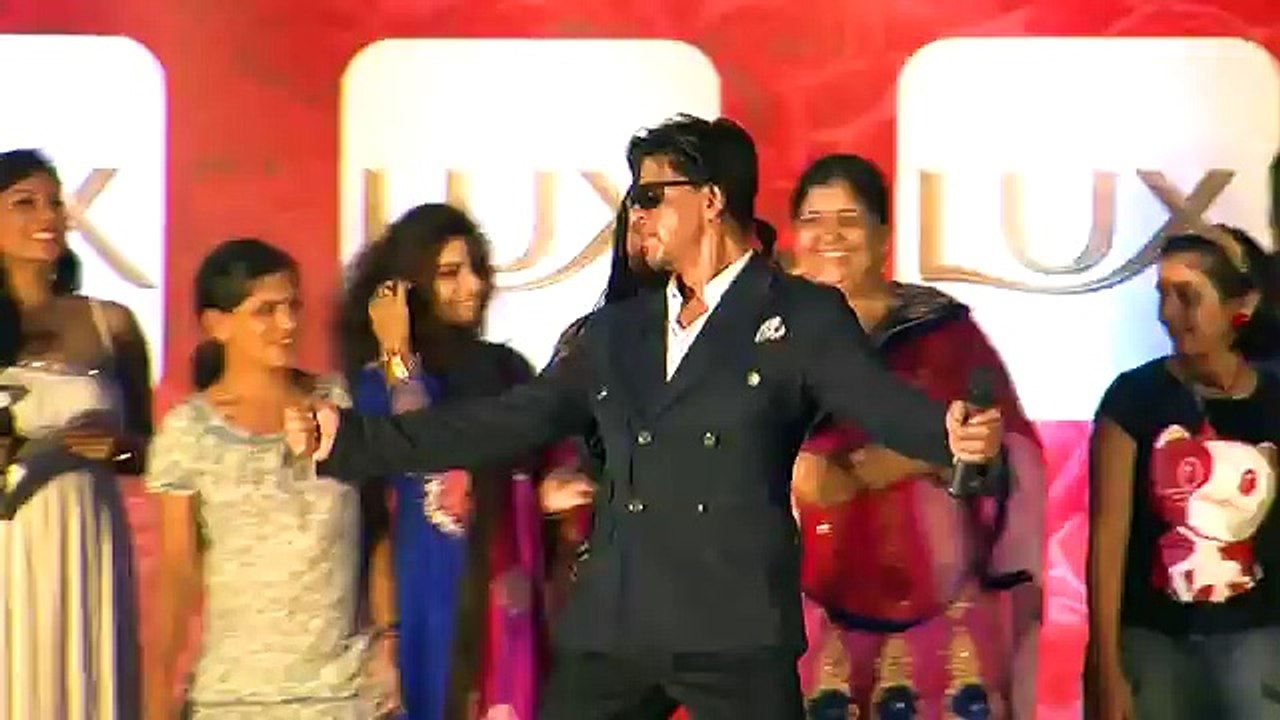 OMG Shahrukh Khan Insults Kareena Kapoor