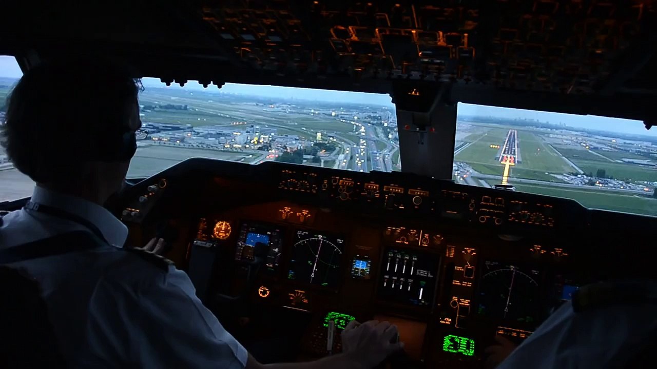 KLM B747-400ERF Beautiful Landing at AMS - Cockpit View