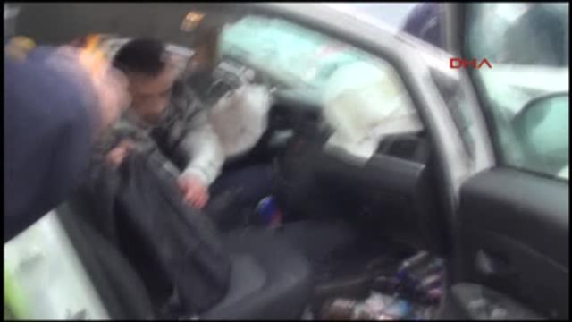 Kütahya Otomobiliyle Halk Otobüsüne Arkadan Çarpan Alkollü Sürücü Yaralandı