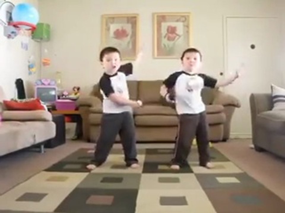 Attention : Vous allez adorer ces deux frangins danser comme des dingues !