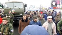 Prisioneiros de guerra ucranianos humilhados em Donetsk