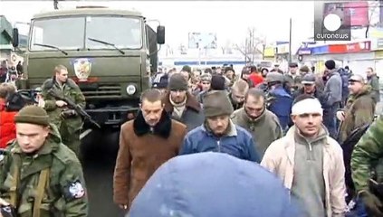 Donetsk : les rebelles exhibent des prisonniers devant la foule après le bombardement d'un bus