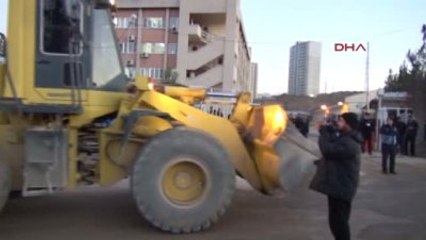 Mardin Diyarbakır'da Belediye, Dedaş'ın Girişini Kanal Kazıp Kapattı