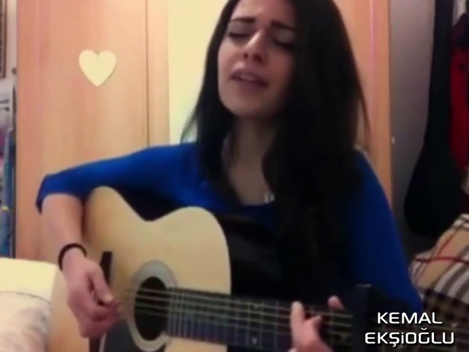 Çok Güzel Nayino Söyleyen Kız