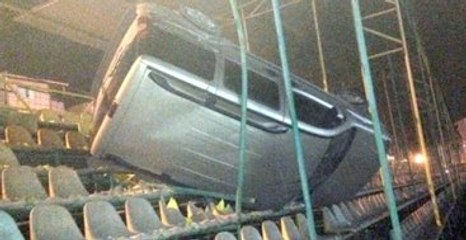 Kocaeli'nde Sürücü Kontrolünü Kaybedince Araç Stat Tribünlerine Uçtu