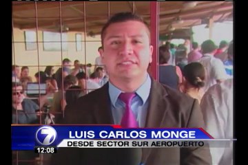 Curiosos se reúnen en cercanías de aeropuerto para ver llegada de presidente Obama