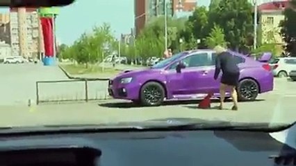 Yanından geçtiğiniz araba birden bire renk değiştirseydi siz ne tepki verirdiniz