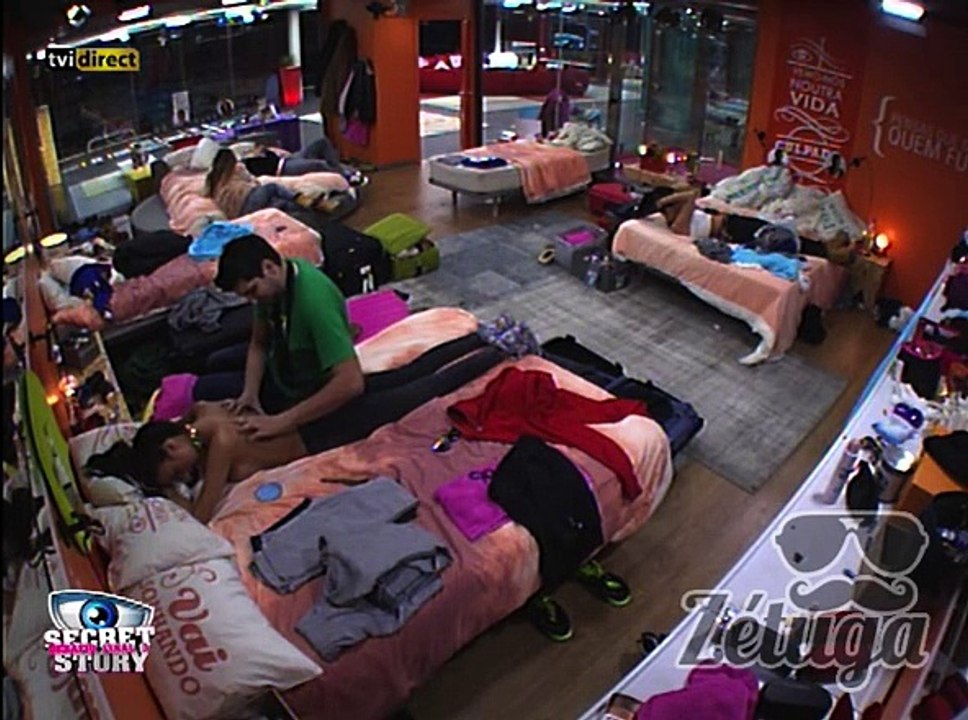 Wilson faz massagem à Débora