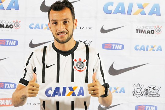 Dracena chega ao Timão para recuperar tempo perdido e elogia elenco