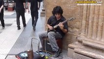 Sokakta Yaldır Yaldır Elektro Gitar Çalan Çocuk