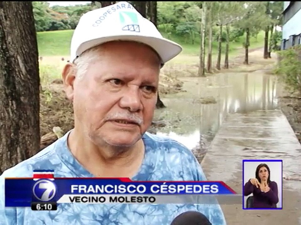 Vecinos del Parque de La Paz se quejan laguna de agua estancada