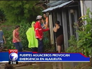 Cabeza de agua en una quebrada inunda viviendas en Alajuelita