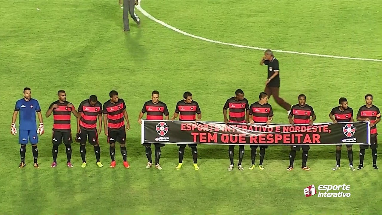 Jogadores de Sampaio Correira e Moto Clube entram em campo pedindo respeito