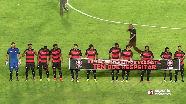 Jogadores de Sampaio Correira e Moto Clube entram em campo pedindo respeito