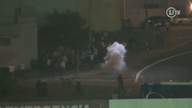 Campo de guerra! São-paulinos entram em confronto com a PM após eliminação