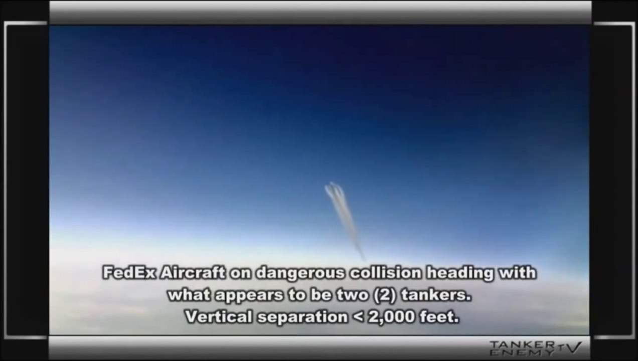 PILOTI CIVILI FILMANO AEREI CHE IRRORANO SCIE CHIMICHE !