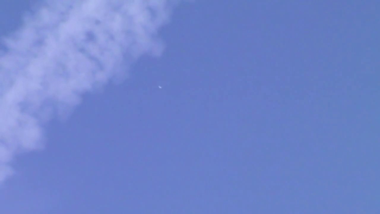 UFO TRA LE SCIE CHIMICHE (20 Settembre 2013)