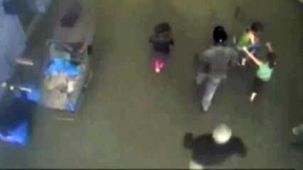 Il plaque au sol un homme armé en plein super marché!