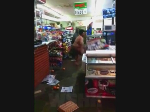 Une grosse femme nue va détruire une station essence! Folie pure...