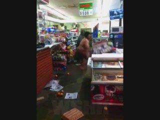 Une grosse femme nue va détruire une station essence! Folie pure...