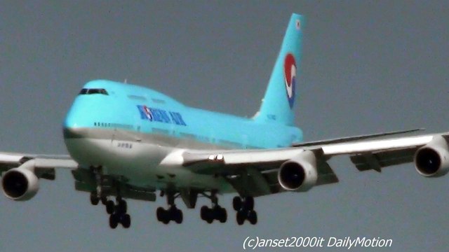 Boeing 747-400 Korean Air Landing in Hong Kong Airport. Plane Spotting. Flight KE613 plane HL7402