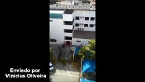 Corpo sendo retirado da Prefeitura de Vila Velha